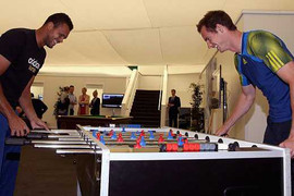 Clip: Tsonga 'trả hận' Murray trên bàn bi lắc