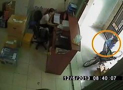 Clip: Liều lĩnh trộm xe máy ngay trước mặt chủ