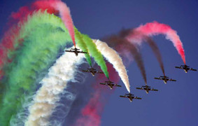 Đẹp mê hồn khoảnh khắc chiến cơ bay lượn trên bầu trời