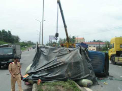 Xe tải 'đại náo' ngã tư, người dân hoảng loạn