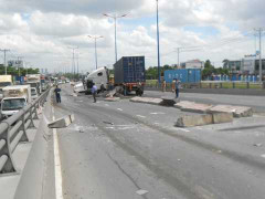 Va chạm kinh hoàng, tài xế xe máy chết tại chỗ