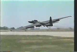 Clip: Kiểu hạ cánh 'ngớ ngẩn' của máy bay do thám Mỹ