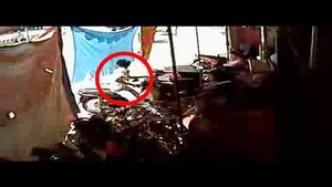 Clip: Vờ chơi game, đạo chích liên tiếp cuỗm xe máy