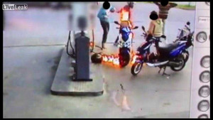 Clip: Đang tiếp xăng, xe máy bốc cháy hừng hực