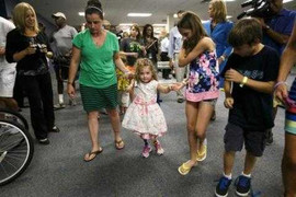 Rơi lệ nhìn bé 2 tuổi tập đi bằng chân giả