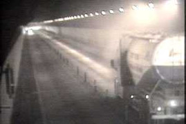 Ô tô bốc cháy dữ dội trong hầm Hải Vân