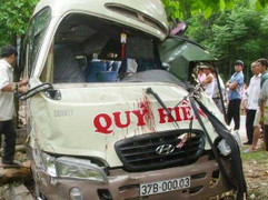 Xe khách đấu đầu xe tải, 11 người trọng thương