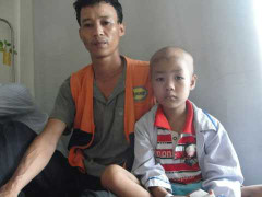 Cha dắt con ung thư ăn cơm 25.000 đồng 2 suất