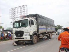 Bố chồng bất lực nhìn con dâu bị xe tải cán chết