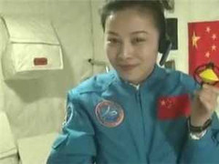 Nữ phi hành gia xinh đẹp Trung Quốc giảng bài từ vũ trụ
