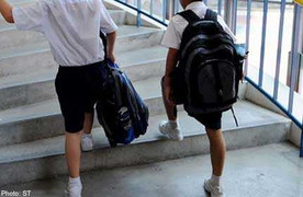 Chơi trò trượt lan can, bé 8 tuổi chết thương tâm