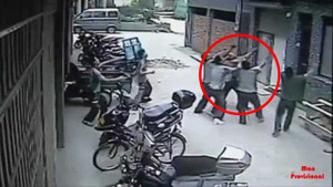 Clip: Nghẹt thở giải cứu bé gái rơi từ chung cư