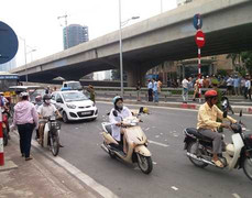 Ngã xuống đường, cô gái chết thảm dưới gầm xe khách