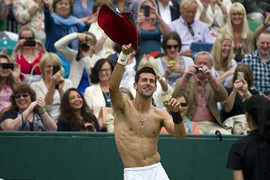 Clip: Djokovic 'thoát y' thách thức đối thủ