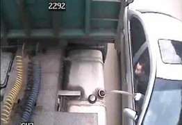 Clip: Vạch trần chiêu 'bẩn' trộm xăng xe tải giữa đường