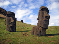 Giải mã bí ẩn tượng khổng lồ trên 'hòn đảo cô đơn'