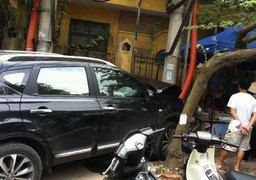 Quý bà lái ôtô tránh hố ga, cuốn xe máy vào gầm kéo 30m