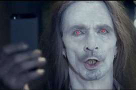 Video: 'Thây ma' xài iPhone 5 lắc lư trên phố