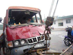 Xe khách đâm xe bồn, hàng chục hành khách thoát chết