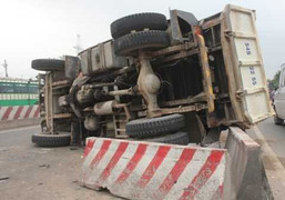 Tránh 'ma men' ngủ trên đường, ô tô tông nhau lật nhào