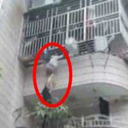 Clip: Giải cứu bé gái kẹp đầu lơ lửng tầng 6