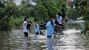 Video: Bão tan, dân Hải Phòng vật lộn chống triều cường
