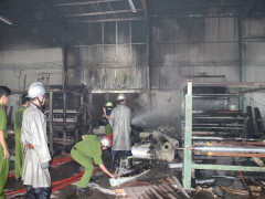 Cháy xưởng gia công giày dép, 4 công nhân bỏng nặng