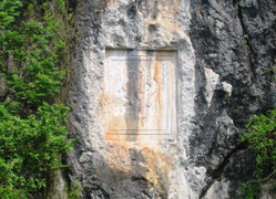 Bí ẩn 'chữ thần' trên vách núi gây đau mắt ở Thanh Hóa