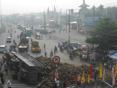 Lật xe tải, chục tấn gỗ chắn ngang quốc lộ 1A