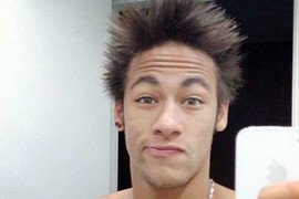 Sao Brazil thi nhau 'cưa sừng làm nghé'