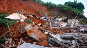 Video: Sạt lở nhấn chìm 7 căn nhà trong đêm