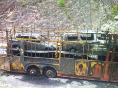 Xe đầu kéo bốc cháy, 6 ô tô đời mới bị thiêu rụi