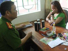 Phá ổ ma túy, thu nhiều vũ khí 'khủng'