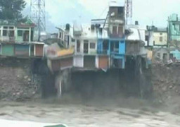 Clip: Lũ kinh hoàng cuốn bay hàng loạt tòa nhà