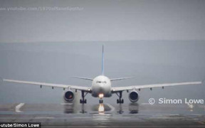 Máy bay chở hơn 300 khách bốc cháy khi cất cánh