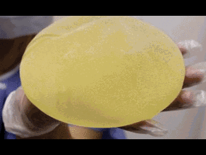 Nằm sấp chơi game, ngực giả vỡ tung