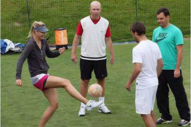 Clip: Sharapova chân dài khoe tài tâng bóng