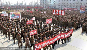 Video: Triều Tiên diễu hành, Hàn Quốc tập trận