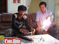 Người đàn ông không dám gần vợ vì cơ thể... phát điện