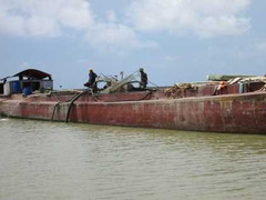 Clip: Cát tặc ngang nhiên oanh tạc sông Hồng