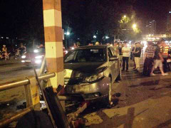 Hà Nội: Ô tô nát đầu dưới chân cầu vượt nhẹ