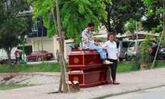 Hà Nội: Mang 2 quan tài và xăng đòi tự tử giữa phố