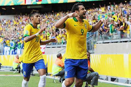 Forlan trượt 11m, Brazil nhọc nhằn vào chung kết