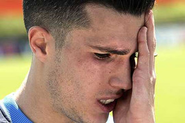 Clip: Van Persie bị thùng rác 'khuất phục'