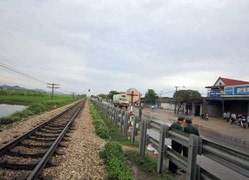 'Buôn' điện thoại trên đường ray, bị tàu cắt đôi người