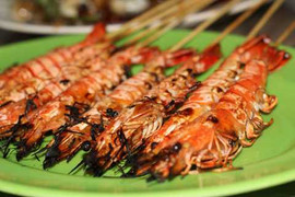 Ăn tôm, cua, ốc nướng, bạn có thể ho ra máu