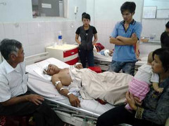 Dắt 'cave' về nhà, còn chém bể đầu 'nhạc phụ'