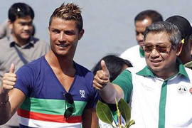 Clip: Ronaldo bảnh chọe đến Indonesia