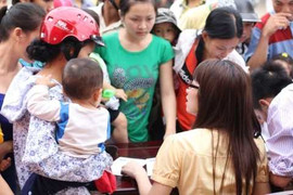 Nhạc sỹ Lê Minh Sơn nhiệt thành phục vụ công nhân