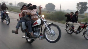 Clip: 'Quái xế' kẹp 5, bốc đầu trên đường quốc lộ